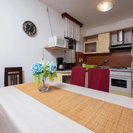 Apartment In With Kitchen Pula